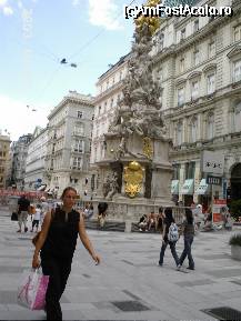 [P11] Ne apropiem de Pestsäule. La baza monumentului, drept în faţă, este simbolul heraldic al Ungariei. » foto by Costi
 - 
<span class="allrVoted glyphicon glyphicon-heart hidden" id="av28543"></span>
<a class="m-l-10 hidden" id="sv28543" onclick="voting_Foto_DelVot(,28543,461)" role="button">șterge vot <span class="glyphicon glyphicon-remove"></span></a>
<a id="v928543" class=" c-red"  onclick="voting_Foto_SetVot(28543)" role="button"><span class="glyphicon glyphicon-heart-empty"></span> <b>LIKE</b> = Votează poza</a> <img class="hidden"  id="f28543W9" src="/imagini/loader.gif" border="0" /><span class="AjErrMes hidden" id="e28543ErM"></span>