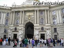 [P20] Intrarea la Hofburg » foto by Costi
 - 
<span class="allrVoted glyphicon glyphicon-heart hidden" id="av28585"></span>
<a class="m-l-10 hidden" id="sv28585" onclick="voting_Foto_DelVot(,28585,461)" role="button">șterge vot <span class="glyphicon glyphicon-remove"></span></a>
<a id="v928585" class=" c-red"  onclick="voting_Foto_SetVot(28585)" role="button"><span class="glyphicon glyphicon-heart-empty"></span> <b>LIKE</b> = Votează poza</a> <img class="hidden"  id="f28585W9" src="/imagini/loader.gif" border="0" /><span class="AjErrMes hidden" id="e28585ErM"></span>