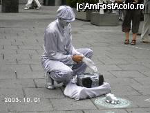 [P40] Un mim se pregăteşte de spectacol în Stephansplatz » foto by Costi
 - 
<span class="allrVoted glyphicon glyphicon-heart hidden" id="av28649"></span>
<a class="m-l-10 hidden" id="sv28649" onclick="voting_Foto_DelVot(,28649,461)" role="button">șterge vot <span class="glyphicon glyphicon-remove"></span></a>
<a id="v928649" class=" c-red"  onclick="voting_Foto_SetVot(28649)" role="button"><span class="glyphicon glyphicon-heart-empty"></span> <b>LIKE</b> = Votează poza</a> <img class="hidden"  id="f28649W9" src="/imagini/loader.gif" border="0" /><span class="AjErrMes hidden" id="e28649ErM"></span>