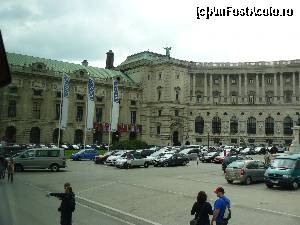 [P33] Hofburg are numeroase aripi si incaperi, construite de diferite fete regale de-a lungul secolelor, dar numai trei parti ale sale sunt deschise in prezent pentru public: Apartamentele Imperiale, Muzeul Sisi si Colectia de argint, care include obiecte casnice imperiale.  » foto by stellinna
 - 
<span class="allrVoted glyphicon glyphicon-heart hidden" id="av678109"></span>
<a class="m-l-10 hidden" id="sv678109" onclick="voting_Foto_DelVot(,678109,461)" role="button">șterge vot <span class="glyphicon glyphicon-remove"></span></a>
<a id="v9678109" class=" c-red"  onclick="voting_Foto_SetVot(678109)" role="button"><span class="glyphicon glyphicon-heart-empty"></span> <b>LIKE</b> = Votează poza</a> <img class="hidden"  id="f678109W9" src="/imagini/loader.gif" border="0" /><span class="AjErrMes hidden" id="e678109ErM"></span>