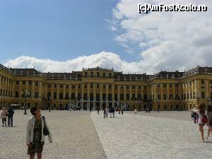 [P35] Schonbrunn este una dintre atractiile turistice majore din Viena. Palatul a fost construit intre anii 1696 si 1712, la cererea Imparatului Leopold I si a fost transformat in palat imperial de vara, de catre Maria Tereza.  » foto by stellinna
 - 
<span class="allrVoted glyphicon glyphicon-heart hidden" id="av678115"></span>
<a class="m-l-10 hidden" id="sv678115" onclick="voting_Foto_DelVot(,678115,461)" role="button">șterge vot <span class="glyphicon glyphicon-remove"></span></a>
<a id="v9678115" class=" c-red"  onclick="voting_Foto_SetVot(678115)" role="button"><span class="glyphicon glyphicon-heart-empty"></span> <b>LIKE</b> = Votează poza</a> <img class="hidden"  id="f678115W9" src="/imagini/loader.gif" border="0" /><span class="AjErrMes hidden" id="e678115ErM"></span>