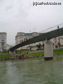 [P15] Salzburg vazut de pe Salzach - podul pietonal vazut din vaporas » foto by irma_ro*
 - 
<span class="allrVoted glyphicon glyphicon-heart hidden" id="av172564"></span>
<a class="m-l-10 hidden" id="sv172564" onclick="voting_Foto_DelVot(,172564,464)" role="button">șterge vot <span class="glyphicon glyphicon-remove"></span></a>
<a id="v9172564" class=" c-red"  onclick="voting_Foto_SetVot(172564)" role="button"><span class="glyphicon glyphicon-heart-empty"></span> <b>LIKE</b> = Votează poza</a> <img class="hidden"  id="f172564W9" src="/imagini/loader.gif" border="0" /><span class="AjErrMes hidden" id="e172564ErM"></span>