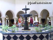 [P01] Interiorul hotelului cu imagine de la receptie iar cel in portocaliu era unul dintre ghizii » foto by artistul_18
 - 
<span class="allrVoted glyphicon glyphicon-heart hidden" id="av154406"></span>
<a class="m-l-10 hidden" id="sv154406" onclick="voting_Foto_DelVot(,154406,469)" role="button">șterge vot <span class="glyphicon glyphicon-remove"></span></a>
<a id="v9154406" class=" c-red"  onclick="voting_Foto_SetVot(154406)" role="button"><span class="glyphicon glyphicon-heart-empty"></span> <b>LIKE</b> = Votează poza</a> <img class="hidden"  id="f154406W9" src="/imagini/loader.gif" border="0" /><span class="AjErrMes hidden" id="e154406ErM"></span>