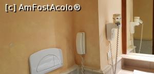 [P27] uscatorul si piesa de rezistenta din baie... telefonul langa closet :)  » foto by adutza_ghiocel
 - 
<span class="allrVoted glyphicon glyphicon-heart hidden" id="av1107566"></span>
<a class="m-l-10 hidden" id="sv1107566" onclick="voting_Foto_DelVot(,1107566,469)" role="button">șterge vot <span class="glyphicon glyphicon-remove"></span></a>
<a id="v91107566" class=" c-red"  onclick="voting_Foto_SetVot(1107566)" role="button"><span class="glyphicon glyphicon-heart-empty"></span> <b>LIKE</b> = Votează poza</a> <img class="hidden"  id="f1107566W9" src="/imagini/loader.gif" border="0" /><span class="AjErrMes hidden" id="e1107566ErM"></span>