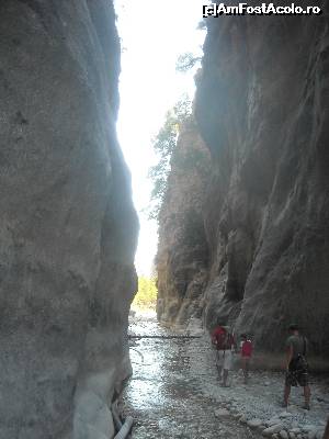 [P02] Cheile Samariei, un test de rezistenta cu o lungime de 16-18 km ! Vederea in schimb merita tot efortul !pietre uriase dislocate de forta apei, salbaticia canionului va vor starni admiratia pentru forta naturii
se porneste din platoul Omalos » foto by Ema Botezatu
 - 
<span class="allrVoted glyphicon glyphicon-heart hidden" id="av626191"></span>
<a class="m-l-10 hidden" id="sv626191" onclick="voting_Foto_DelVot(,626191,481)" role="button">șterge vot <span class="glyphicon glyphicon-remove"></span></a>
<a id="v9626191" class=" c-red"  onclick="voting_Foto_SetVot(626191)" role="button"><span class="glyphicon glyphicon-heart-empty"></span> <b>LIKE</b> = Votează poza</a> <img class="hidden"  id="f626191W9" src="/imagini/loader.gif" border="0" /><span class="AjErrMes hidden" id="e626191ErM"></span>