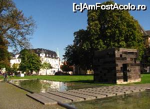 [P15] Parcul de langa Kunsthalle (Galeria de arta). Tipul din stanga curata bazinul si cred ca i-a trebuit o saptamana sa-l termine. Asa de repede lucra...  » foto by Radu Tudoran
 - 
<span class="allrVoted glyphicon glyphicon-heart hidden" id="av680034"></span>
<a class="m-l-10 hidden" id="sv680034" onclick="voting_Foto_DelVot(,680034,518)" role="button">șterge vot <span class="glyphicon glyphicon-remove"></span></a>
<a id="v9680034" class=" c-red"  onclick="voting_Foto_SetVot(680034)" role="button"><span class="glyphicon glyphicon-heart-empty"></span> <b>LIKE</b> = Votează poza</a> <img class="hidden"  id="f680034W9" src="/imagini/loader.gif" border="0" /><span class="AjErrMes hidden" id="e680034ErM"></span>