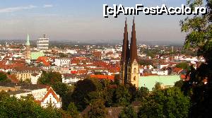 [P03] Bielefeld-ul vazut de pe terasa castelului. In centru este Marienkirche (cea cu doua turle), iar in stanga Nikolaskirche. Coada la bere nu se vede.  » foto by Radu Tudoran
 - 
<span class="allrVoted glyphicon glyphicon-heart hidden" id="av679997"></span>
<a class="m-l-10 hidden" id="sv679997" onclick="voting_Foto_DelVot(,679997,518)" role="button">șterge vot <span class="glyphicon glyphicon-remove"></span></a>
<a id="v9679997" class=" c-red"  onclick="voting_Foto_SetVot(679997)" role="button"><span class="glyphicon glyphicon-heart-empty"></span> <b>LIKE</b> = Votează poza</a> <img class="hidden"  id="f679997W9" src="/imagini/loader.gif" border="0" /><span class="AjErrMes hidden" id="e679997ErM"></span>