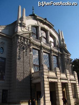 [P05] Teatrul orasului, fotografiat din aceeasi pozitie ca si primaria. Sarbatoare, dar la linia ferata se lucra. M-am bagat putin printre muncitorii de pe peron. N-a zis nimeni nimic, ca au vazut ca sunt in plin elan creator » foto by Radu Tudoran
 - 
<span class="allrVoted glyphicon glyphicon-heart hidden" id="av679999"></span>
<a class="m-l-10 hidden" id="sv679999" onclick="voting_Foto_DelVot(,679999,518)" role="button">șterge vot <span class="glyphicon glyphicon-remove"></span></a>
<a id="v9679999" class=" c-red"  onclick="voting_Foto_SetVot(679999)" role="button"><span class="glyphicon glyphicon-heart-empty"></span> <b>LIKE</b> = Votează poza</a> <img class="hidden"  id="f679999W9" src="/imagini/loader.gif" border="0" /><span class="AjErrMes hidden" id="e679999ErM"></span>