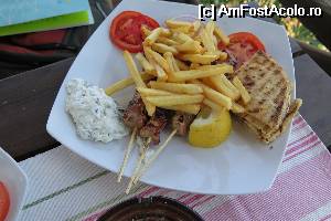 [P08] Restaurantul Banana - souvlaki cu tsastiki » foto by nosferatoo
 - 
<span class="allrVoted glyphicon glyphicon-heart hidden" id="av516426"></span>
<a class="m-l-10 hidden" id="sv516426" onclick="voting_Foto_DelVot(,516426,583)" role="button">șterge vot <span class="glyphicon glyphicon-remove"></span></a>
<a id="v9516426" class=" c-red"  onclick="voting_Foto_SetVot(516426)" role="button"><span class="glyphicon glyphicon-heart-empty"></span> <b>LIKE</b> = Votează poza</a> <img class="hidden"  id="f516426W9" src="/imagini/loader.gif" border="0" /><span class="AjErrMes hidden" id="e516426ErM"></span>