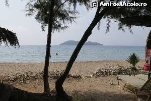 [P03] Insula Pelouzo este la aruncatura de bat de plaja Dafni. Mare atentie: in Zakynthos nu exista serviciu de salvamar, asa ca nu va aventurati pana acolo decat daca sunteti inotatori extrem de experimentati si, eventual, mergeti in grup de 3-4 buni inotatori.  » foto by nosferatoo
 - 
<span class="allrVoted glyphicon glyphicon-heart hidden" id="av563618"></span>
<a class="m-l-10 hidden" id="sv563618" onclick="voting_Foto_DelVot(,563618,583)" role="button">șterge vot <span class="glyphicon glyphicon-remove"></span></a>
<a id="v9563618" class=" c-red"  onclick="voting_Foto_SetVot(563618)" role="button"><span class="glyphicon glyphicon-heart-empty"></span> <b>LIKE</b> = Votează poza</a> <img class="hidden"  id="f563618W9" src="/imagini/loader.gif" border="0" /><span class="AjErrMes hidden" id="e563618ErM"></span>