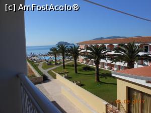 [P28] Astir Palace Hotel - Vedere din balconul camerei 'sea view'.  » foto by iulianic
 - 
<span class="allrVoted glyphicon glyphicon-heart hidden" id="av906175"></span>
<a class="m-l-10 hidden" id="sv906175" onclick="voting_Foto_DelVot(,906175,585)" role="button">șterge vot <span class="glyphicon glyphicon-remove"></span></a>
<a id="v9906175" class=" c-red"  onclick="voting_Foto_SetVot(906175)" role="button"><span class="glyphicon glyphicon-heart-empty"></span> <b>LIKE</b> = Votează poza</a> <img class="hidden"  id="f906175W9" src="/imagini/loader.gif" border="0" /><span class="AjErrMes hidden" id="e906175ErM"></span>