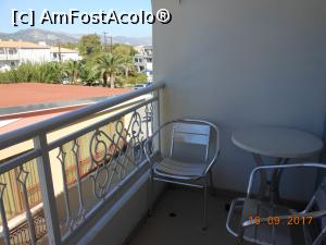 [P29] Astir Palace Hotel - Balconul camerei 'sea view'.  » foto by iulianic
 - 
<span class="allrVoted glyphicon glyphicon-heart hidden" id="av906176"></span>
<a class="m-l-10 hidden" id="sv906176" onclick="voting_Foto_DelVot(,906176,585)" role="button">șterge vot <span class="glyphicon glyphicon-remove"></span></a>
<a id="v9906176" class=" c-red"  onclick="voting_Foto_SetVot(906176)" role="button"><span class="glyphicon glyphicon-heart-empty"></span> <b>LIKE</b> = Votează poza</a> <img class="hidden"  id="f906176W9" src="/imagini/loader.gif" border="0" /><span class="AjErrMes hidden" id="e906176ErM"></span>