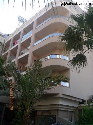 [P08] Balconul nostru la etajul III, pe colt » foto by stefan.b
 - 
<span class="allrVoted glyphicon glyphicon-heart hidden" id="av674518"></span>
<a class="m-l-10 hidden" id="sv674518" onclick="voting_Foto_DelVot(,674518,626)" role="button">șterge vot <span class="glyphicon glyphicon-remove"></span></a>
<a id="v9674518" class=" c-red"  onclick="voting_Foto_SetVot(674518)" role="button"><span class="glyphicon glyphicon-heart-empty"></span> <b>LIKE</b> = Votează poza</a> <img class="hidden"  id="f674518W9" src="/imagini/loader.gif" border="0" /><span class="AjErrMes hidden" id="e674518ErM"></span>