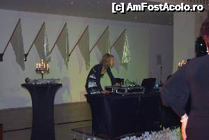 [P12] DJ-ul ne încălzeşte încă din prima zi » foto by cher-cher
 - 
<span class="allrVoted glyphicon glyphicon-heart hidden" id="av488229"></span>
<a class="m-l-10 hidden" id="sv488229" onclick="voting_Foto_DelVot(,488229,679)" role="button">șterge vot <span class="glyphicon glyphicon-remove"></span></a>
<a id="v9488229" class=" c-red"  onclick="voting_Foto_SetVot(488229)" role="button"><span class="glyphicon glyphicon-heart-empty"></span> <b>LIKE</b> = Votează poza</a> <img class="hidden"  id="f488229W9" src="/imagini/loader.gif" border="0" /><span class="AjErrMes hidden" id="e488229ErM"></span>