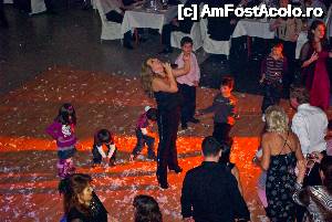 [P07] Cântăreaţa ce până la urmă a fost înconjurată total de spectatori » foto by cher-cher
 - 
<span class="allrVoted glyphicon glyphicon-heart hidden" id="av488224"></span>
<a class="m-l-10 hidden" id="sv488224" onclick="voting_Foto_DelVot(,488224,679)" role="button">șterge vot <span class="glyphicon glyphicon-remove"></span></a>
<a id="v9488224" class=" c-red"  onclick="voting_Foto_SetVot(488224)" role="button"><span class="glyphicon glyphicon-heart-empty"></span> <b>LIKE</b> = Votează poza</a> <img class="hidden"  id="f488224W9" src="/imagini/loader.gif" border="0" /><span class="AjErrMes hidden" id="e488224ErM"></span>