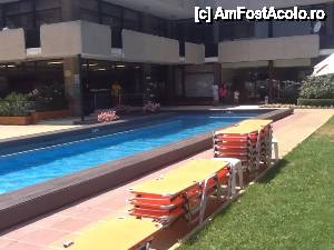 [P17] Picina 'culuar' de 1m adancime ce ducea de la piscina mare la piscina acoperita. salvamarul in stanga si in dreapta intrarea in hotel unde sunt turistii in continuare ferestrele de la sala de fitness » foto by irina.ciobanu
 - 
<span class="allrVoted glyphicon glyphicon-heart hidden" id="av433756"></span>
<a class="m-l-10 hidden" id="sv433756" onclick="voting_Foto_DelVot(,433756,679)" role="button">șterge vot <span class="glyphicon glyphicon-remove"></span></a>
<a id="v9433756" class=" c-red"  onclick="voting_Foto_SetVot(433756)" role="button"><span class="glyphicon glyphicon-heart-empty"></span> <b>LIKE</b> = Votează poza</a> <img class="hidden"  id="f433756W9" src="/imagini/loader.gif" border="0" /><span class="AjErrMes hidden" id="e433756ErM"></span>