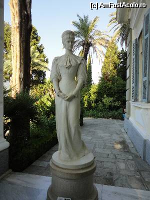 [P25] Statuia lui Sissi in marime naturala.  » foto by livioarel*
 - 
<span class="allrVoted glyphicon glyphicon-heart hidden" id="av533401"></span>
<a class="m-l-10 hidden" id="sv533401" onclick="voting_Foto_DelVot(,533401,680)" role="button">șterge vot <span class="glyphicon glyphicon-remove"></span></a>
<a id="v9533401" class=" c-red"  onclick="voting_Foto_SetVot(533401)" role="button"><span class="glyphicon glyphicon-heart-empty"></span> <b>LIKE</b> = Votează poza</a> <img class="hidden"  id="f533401W9" src="/imagini/loader.gif" border="0" /><span class="AjErrMes hidden" id="e533401ErM"></span>