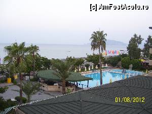[P09] Vedere de pe balcon: barul dintre piscine si piscina 'mica', plaja in planul secund si marea.  » foto by rora
 - 
<span class="allrVoted glyphicon glyphicon-heart hidden" id="av350041"></span>
<a class="m-l-10 hidden" id="sv350041" onclick="voting_Foto_DelVot(,350041,70)" role="button">șterge vot <span class="glyphicon glyphicon-remove"></span></a>
<a id="v9350041" class=" c-red"  onclick="voting_Foto_SetVot(350041)" role="button"><span class="glyphicon glyphicon-heart-empty"></span> <b>LIKE</b> = Votează poza</a> <img class="hidden"  id="f350041W9" src="/imagini/loader.gif" border="0" /><span class="AjErrMes hidden" id="e350041ErM"></span>