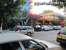 [P11] Intrarea la Vera, in laterala dreapta terasa restaurantului-pitariei Vera. In spatele masinii argintii, aflate in rafic, se odihnea Loganul nostru rosu. Linga el un nenea ce se ocupa de parcare sedea sub copac, la umbra pazind, credem, parcarea. » foto by Sebastianf
 - 
<span class="allrVoted glyphicon glyphicon-heart hidden" id="av232376"></span>
<a class="m-l-10 hidden" id="sv232376" onclick="voting_Foto_DelVot(,232376,735)" role="button">șterge vot <span class="glyphicon glyphicon-remove"></span></a>
<a id="v9232376" class=" c-red"  onclick="voting_Foto_SetVot(232376)" role="button"><span class="glyphicon glyphicon-heart-empty"></span> <b>LIKE</b> = Votează poza</a> <img class="hidden"  id="f232376W9" src="/imagini/loader.gif" border="0" /><span class="AjErrMes hidden" id="e232376ErM"></span>