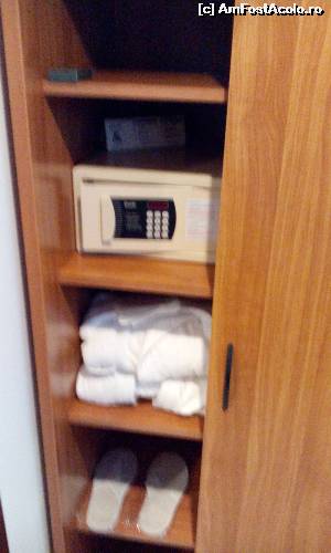 [P07] Şifonier încăpător, cu dotările standard... seif gratuit, halate, papuci de unică folosinţă » foto by arru
 - 
<span class="allrVoted glyphicon glyphicon-heart hidden" id="av528550"></span>
<a class="m-l-10 hidden" id="sv528550" onclick="voting_Foto_DelVot(,528550,769)" role="button">șterge vot <span class="glyphicon glyphicon-remove"></span></a>
<a id="v9528550" class=" c-red"  onclick="voting_Foto_SetVot(528550)" role="button"><span class="glyphicon glyphicon-heart-empty"></span> <b>LIKE</b> = Votează poza</a> <img class="hidden"  id="f528550W9" src="/imagini/loader.gif" border="0" /><span class="AjErrMes hidden" id="e528550ErM"></span>