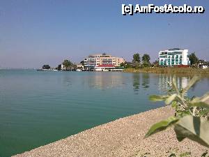 [P07] Hotelul Florida (stânga) din Mamaia - vedere de pe malul Lacului Siutghiol » foto by corneliam
 - 
<span class="allrVoted glyphicon glyphicon-heart hidden" id="av587826"></span>
<a class="m-l-10 hidden" id="sv587826" onclick="voting_Foto_DelVot(,587826,773)" role="button">șterge vot <span class="glyphicon glyphicon-remove"></span></a>
<a id="v9587826" class=" c-red"  onclick="voting_Foto_SetVot(587826)" role="button"><span class="glyphicon glyphicon-heart-empty"></span> <b>LIKE</b> = Votează poza</a> <img class="hidden"  id="f587826W9" src="/imagini/loader.gif" border="0" /><span class="AjErrMes hidden" id="e587826ErM"></span>