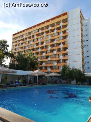 [P37] Vedere a hotelului de la piscină » foto by cris1982
 - 
<span class="allrVoted glyphicon glyphicon-heart hidden" id="av1183527"></span>
<a class="m-l-10 hidden" id="sv1183527" onclick="voting_Foto_DelVot(,1183527,782)" role="button">șterge vot <span class="glyphicon glyphicon-remove"></span></a>
<a id="v91183527" class=" c-red"  onclick="voting_Foto_SetVot(1183527)" role="button"><span class="glyphicon glyphicon-heart-empty"></span> <b>LIKE</b> = Votează poza</a> <img class="hidden"  id="f1183527W9" src="/imagini/loader.gif" border="0" /><span class="AjErrMes hidden" id="e1183527ErM"></span>
