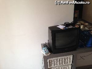 [P10] Televizorul este unul cel putin depasit. L-am scos din priza deoarece bazaia. Mobila nu foarte noua are totusi niste sertarase moderne.  » foto by mircea.stancu
 - 
<span class="allrVoted glyphicon glyphicon-heart hidden" id="av546987"></span>
<a class="m-l-10 hidden" id="sv546987" onclick="voting_Foto_DelVot(,546987,782)" role="button">șterge vot <span class="glyphicon glyphicon-remove"></span></a>
<a id="v9546987" class=" c-red"  onclick="voting_Foto_SetVot(546987)" role="button"><span class="glyphicon glyphicon-heart-empty"></span> <b>LIKE</b> = Votează poza</a> <img class="hidden"  id="f546987W9" src="/imagini/loader.gif" border="0" /><span class="AjErrMes hidden" id="e546987ErM"></span>