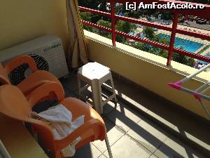 [P09] Balconul. Scaunele erau din plastic dar de calitate si exista si un suport de plastic pentru pus rufele la uscat. Scaunelul de imagine este pe post de masuta. Exista si draperii la margine care se pot trage pentru a proteja balconul si geamul de la camera de soare. Se vede si unitatea de la AC.  » foto by mircea.stancu
 - 
<span class="allrVoted glyphicon glyphicon-heart hidden" id="av546986"></span>
<a class="m-l-10 hidden" id="sv546986" onclick="voting_Foto_DelVot(,546986,782)" role="button">șterge vot <span class="glyphicon glyphicon-remove"></span></a>
<a id="v9546986" class=" c-red"  onclick="voting_Foto_SetVot(546986)" role="button"><span class="glyphicon glyphicon-heart-empty"></span> <b>LIKE</b> = Votează poza</a> <img class="hidden"  id="f546986W9" src="/imagini/loader.gif" border="0" /><span class="AjErrMes hidden" id="e546986ErM"></span>