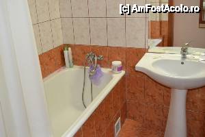 [P16] Hotel Orfeu - O altă baie » foto by DoreD
 - 
<span class="allrVoted glyphicon glyphicon-heart hidden" id="av446950"></span>
<a class="m-l-10 hidden" id="sv446950" onclick="voting_Foto_DelVot(,446950,785)" role="button">șterge vot <span class="glyphicon glyphicon-remove"></span></a>
<a id="v9446950" class=" c-red"  onclick="voting_Foto_SetVot(446950)" role="button"><span class="glyphicon glyphicon-heart-empty"></span> <b>LIKE</b> = Votează poza</a> <img class="hidden"  id="f446950W9" src="/imagini/loader.gif" border="0" /><span class="AjErrMes hidden" id="e446950ErM"></span>