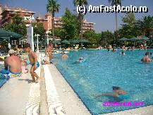 [P02] In stanga piscina mica, separata de cea principala de o alee ingusta, in fundal hotelul. Domnul in bermude care se vede in stanga, pe margine piscinei de copii, era un 'salvamar' omniprezent acolo - pentru eventualele 'accidente'; iar piscina avea maxim 80 cm!!!, nu mai stiu exact, el era ca un vultur cu ochii pe prichindei!Se si juca impreuna cu ei, le vorbea intr-o turco-rusa, pe care toti o intelegeau- indiferent de limba materna!!!! » foto by Mihaela Dinu
 - 
<span class="allrVoted glyphicon glyphicon-heart hidden" id="av12365"></span>
<a class="m-l-10 hidden" id="sv12365" onclick="voting_Foto_DelVot(,12365,81)" role="button">șterge vot <span class="glyphicon glyphicon-remove"></span></a>
<a id="v912365" class=" c-red"  onclick="voting_Foto_SetVot(12365)" role="button"><span class="glyphicon glyphicon-heart-empty"></span> <b>LIKE</b> = Votează poza</a> <img class="hidden"  id="f12365W9" src="/imagini/loader.gif" border="0" /><span class="AjErrMes hidden" id="e12365ErM"></span>