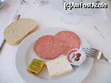[P01] Acesta este micul-dejun (identic in toate diminetile!) de la restaurantul complexului Miorita. 
Se poate observa si cat de curata era fata de masa! » foto by d1no
 - 
<span class="allrVoted glyphicon glyphicon-heart hidden" id="av163718"></span>
<a class="m-l-10 hidden" id="sv163718" onclick="voting_Foto_DelVot(,163718,828)" role="button">șterge vot <span class="glyphicon glyphicon-remove"></span></a>
<a id="v9163718" class=" c-red"  onclick="voting_Foto_SetVot(163718)" role="button"><span class="glyphicon glyphicon-heart-empty"></span> <b>LIKE</b> = Votează poza</a> <img class="hidden"  id="f163718W9" src="/imagini/loader.gif" border="0" /><span class="AjErrMes hidden" id="e163718ErM"></span>