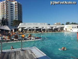[P01] Piscina, restaurantul si hotelul in spate.  » foto by ovy2k5
 - 
<span class="allrVoted glyphicon glyphicon-heart hidden" id="av664863"></span>
<a class="m-l-10 hidden" id="sv664863" onclick="voting_Foto_DelVot(,664863,846)" role="button">șterge vot <span class="glyphicon glyphicon-remove"></span></a>
<a id="v9664863" class=" c-red"  onclick="voting_Foto_SetVot(664863)" role="button"><span class="glyphicon glyphicon-heart-empty"></span> <b>LIKE</b> = Votează poza</a> <img class="hidden"  id="f664863W9" src="/imagini/loader.gif" border="0" /><span class="AjErrMes hidden" id="e664863ErM"></span>