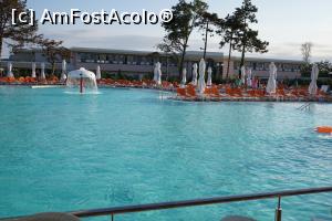 [P11] Piscina este imensa. Aici este zona pentru adulti. In stanga (nu se vede in poza) este zona pentru copii.  » foto by ado_lex
 - 
<span class="allrVoted glyphicon glyphicon-heart hidden" id="av812107"></span>
<a class="m-l-10 hidden" id="sv812107" onclick="voting_Foto_DelVot(,812107,846)" role="button">șterge vot <span class="glyphicon glyphicon-remove"></span></a>
<a id="v9812107" class=" c-red"  onclick="voting_Foto_SetVot(812107)" role="button"><span class="glyphicon glyphicon-heart-empty"></span> <b>LIKE</b> = Votează poza</a> <img class="hidden"  id="f812107W9" src="/imagini/loader.gif" border="0" /><span class="AjErrMes hidden" id="e812107ErM"></span>