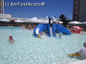 [P08] Piscina mare, zona de copii cu adancime mica. In spate sunt restaurantul si barul.  » foto by Storia
 - 
<span class="allrVoted glyphicon glyphicon-heart hidden" id="av765724"></span>
<a class="m-l-10 hidden" id="sv765724" onclick="voting_Foto_DelVot(,765724,846)" role="button">șterge vot <span class="glyphicon glyphicon-remove"></span></a>
<a id="v9765724" class=" c-red"  onclick="voting_Foto_SetVot(765724)" role="button"><span class="glyphicon glyphicon-heart-empty"></span> <b>LIKE</b> = Votează poza</a> <img class="hidden"  id="f765724W9" src="/imagini/loader.gif" border="0" /><span class="AjErrMes hidden" id="e765724ErM"></span>