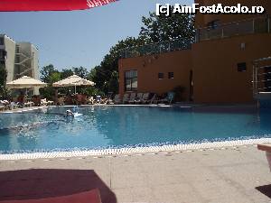 [P03] Aici e dovada ca fiica-mea ramanea de cele mai multe ori singura in piscina! i-o voi arata peste ani! ea facea baie cu toti, toti ieseau dar ea era vesnica in piscina! prinsese maimuta curaj si trecea parleazul si la piscina adultilor!  » foto by Marius Albu
 - 
<span class="allrVoted glyphicon glyphicon-heart hidden" id="av349208"></span>
<a class="m-l-10 hidden" id="sv349208" onclick="voting_Foto_DelVot(,349208,850)" role="button">șterge vot <span class="glyphicon glyphicon-remove"></span></a>
<a id="v9349208" class=" c-red"  onclick="voting_Foto_SetVot(349208)" role="button"><span class="glyphicon glyphicon-heart-empty"></span> <b>LIKE</b> = Votează poza</a> <img class="hidden"  id="f349208W9" src="/imagini/loader.gif" border="0" /><span class="AjErrMes hidden" id="e349208ErM"></span>