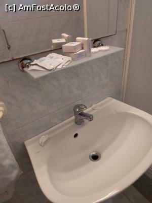 [P11] chiuveta din baie, in prima si a cincea zi am gasit produse de toaleta » foto by papalito
 - 
<span class="allrVoted glyphicon glyphicon-heart hidden" id="av1239447"></span>
<a class="m-l-10 hidden" id="sv1239447" onclick="voting_Foto_DelVot(,1239447,851)" role="button">șterge vot <span class="glyphicon glyphicon-remove"></span></a>
<a id="v91239447" class=" c-red"  onclick="voting_Foto_SetVot(1239447)" role="button"><span class="glyphicon glyphicon-heart-empty"></span> <b>LIKE</b> = Votează poza</a> <img class="hidden"  id="f1239447W9" src="/imagini/loader.gif" border="0" /><span class="AjErrMes hidden" id="e1239447ErM"></span>