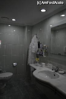 [P17] Baia apartamentului, vedere in partea dreapta, in stanga era cada » foto by MCM
 - 
<span class="allrVoted glyphicon glyphicon-heart hidden" id="av332413"></span>
<a class="m-l-10 hidden" id="sv332413" onclick="voting_Foto_DelVot(,332413,86)" role="button">șterge vot <span class="glyphicon glyphicon-remove"></span></a>
<a id="v9332413" class=" c-red"  onclick="voting_Foto_SetVot(332413)" role="button"><span class="glyphicon glyphicon-heart-empty"></span> <b>LIKE</b> = Votează poza</a> <img class="hidden"  id="f332413W9" src="/imagini/loader.gif" border="0" /><span class="AjErrMes hidden" id="e332413ErM"></span>