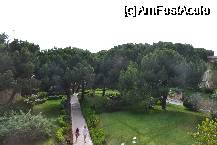 [P05] Vedere din cladirea cu camere care incep cu 4mii. Cea linistita. In partea dreapta, in spatele copacilor este cladirea principala a hotelului. Fptografia este facuta de la fereastra de langa lift.La umbra copacilor in dreapta sunt cateva fotolii, canapele si 2 hamace. » foto by MCM
 - 
<span class="allrVoted glyphicon glyphicon-heart hidden" id="av332401"></span>
<a class="m-l-10 hidden" id="sv332401" onclick="voting_Foto_DelVot(,332401,86)" role="button">șterge vot <span class="glyphicon glyphicon-remove"></span></a>
<a id="v9332401" class=" c-red"  onclick="voting_Foto_SetVot(332401)" role="button"><span class="glyphicon glyphicon-heart-empty"></span> <b>LIKE</b> = Votează poza</a> <img class="hidden"  id="f332401W9" src="/imagini/loader.gif" border="0" /><span class="AjErrMes hidden" id="e332401ErM"></span>