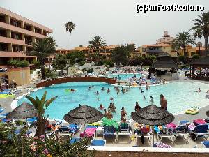 [P06] Playa de las Americas - Hotelul La Siesta. Piscina hotelului in perioada cea mai aglomerata.  » foto by vega06
 - 
<span class="allrVoted glyphicon glyphicon-heart hidden" id="av573062"></span>
<a class="m-l-10 hidden" id="sv573062" onclick="voting_Foto_DelVot(,573062,871)" role="button">șterge vot <span class="glyphicon glyphicon-remove"></span></a>
<a id="v9573062" class=" c-red"  onclick="voting_Foto_SetVot(573062)" role="button"><span class="glyphicon glyphicon-heart-empty"></span> <b>LIKE</b> = Votează poza</a> <img class="hidden"  id="f573062W9" src="/imagini/loader.gif" border="0" /><span class="AjErrMes hidden" id="e573062ErM"></span>
