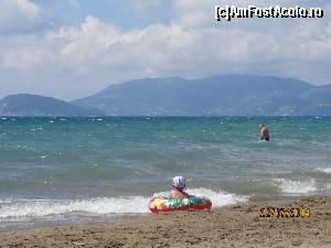 [P01] pe plaja din Kalamaki - in plan indepartat stanga insula Marathonisi din golful Laganas » foto by nico_sara
 - 
<span class="allrVoted glyphicon glyphicon-heart hidden" id="av612194"></span>
<a class="m-l-10 hidden" id="sv612194" onclick="voting_Foto_DelVot(,612194,872)" role="button">șterge vot <span class="glyphicon glyphicon-remove"></span></a>
<a id="v9612194" class=" c-red"  onclick="voting_Foto_SetVot(612194)" role="button"><span class="glyphicon glyphicon-heart-empty"></span> <b>LIKE</b> = Votează poza</a> <img class="hidden"  id="f612194W9" src="/imagini/loader.gif" border="0" /><span class="AjErrMes hidden" id="e612194ErM"></span>