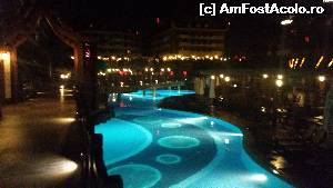 [P03] Piscina noaptea - vedere dinspre plaja spre hotel. Sus unde se vad ferestrele triunghiulare am avut si noi camera » foto by andi13
 - 
<span class="allrVoted glyphicon glyphicon-heart hidden" id="av645400"></span>
<a class="m-l-10 hidden" id="sv645400" onclick="voting_Foto_DelVot(,645400,880)" role="button">șterge vot <span class="glyphicon glyphicon-remove"></span></a>
<a id="v9645400" class=" c-red"  onclick="voting_Foto_SetVot(645400)" role="button"><span class="glyphicon glyphicon-heart-empty"></span> <b>LIKE</b> = Votează poza</a> <img class="hidden"  id="f645400W9" src="/imagini/loader.gif" border="0" /><span class="AjErrMes hidden" id="e645400ErM"></span>