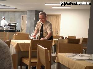 [P40] Manager-ul restaurantului, foarte simpatic şi pus pe treabă.  » foto by andreieu
 - 
<span class="allrVoted glyphicon glyphicon-heart hidden" id="av658878"></span>
<a class="m-l-10 hidden" id="sv658878" onclick="voting_Foto_DelVot(,658878,881)" role="button">șterge vot <span class="glyphicon glyphicon-remove"></span></a>
<a id="v9658878" class=" c-red"  onclick="voting_Foto_SetVot(658878)" role="button"><span class="glyphicon glyphicon-heart-empty"></span> <b>LIKE</b> = Votează poza</a> <img class="hidden"  id="f658878W9" src="/imagini/loader.gif" border="0" /><span class="AjErrMes hidden" id="e658878ErM"></span>