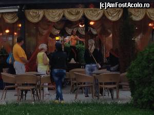 [P31] Și pentru ca trebuie să atragă cumva și turiștii nu lipsea nici Concita. Trebuie să recunosc ca reuseau, toți se opreau in zonă până își termina programul mai mult de curiozitate binențeles.  » foto by Nasshu
 - 
<span class="allrVoted glyphicon glyphicon-heart hidden" id="av521729"></span>
<a class="m-l-10 hidden" id="sv521729" onclick="voting_Foto_DelVot(,521729,881)" role="button">șterge vot <span class="glyphicon glyphicon-remove"></span></a>
<a id="v9521729" class=" c-red"  onclick="voting_Foto_SetVot(521729)" role="button"><span class="glyphicon glyphicon-heart-empty"></span> <b>LIKE</b> = Votează poza</a> <img class="hidden"  id="f521729W9" src="/imagini/loader.gif" border="0" /><span class="AjErrMes hidden" id="e521729ErM"></span>