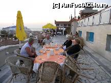 [P09] terasa hotelului cu intrarea in restaurant.In dreapta este piscina, iar in fundal minunata priveliste a portului » foto by maria55 †
 - 
<span class="allrVoted glyphicon glyphicon-heart hidden" id="av272300"></span>
<a class="m-l-10 hidden" id="sv272300" onclick="voting_Foto_DelVot(,272300,894)" role="button">șterge vot <span class="glyphicon glyphicon-remove"></span></a>
<a id="v9272300" class=" c-red"  onclick="voting_Foto_SetVot(272300)" role="button"><span class="glyphicon glyphicon-heart-empty"></span> <b>LIKE</b> = Votează poza</a> <img class="hidden"  id="f272300W9" src="/imagini/loader.gif" border="0" /><span class="AjErrMes hidden" id="e272300ErM"></span>