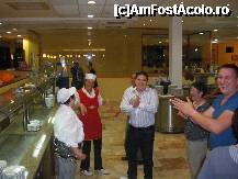 [P07] Pe fundal se vad doi barbati. Cel in costum negru care nu filmeaza a fost managerul care ne-a asigurat tot confortul. » foto by fanespoitorul
 - 
<span class="allrVoted glyphicon glyphicon-heart hidden" id="av309187"></span>
<a class="m-l-10 hidden" id="sv309187" onclick="voting_Foto_DelVot(,309187,920)" role="button">șterge vot <span class="glyphicon glyphicon-remove"></span></a>
<a id="v9309187" class=" c-red"  onclick="voting_Foto_SetVot(309187)" role="button"><span class="glyphicon glyphicon-heart-empty"></span> <b>LIKE</b> = Votează poza</a> <img class="hidden"  id="f309187W9" src="/imagini/loader.gif" border="0" /><span class="AjErrMes hidden" id="e309187ErM"></span>