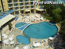 [P04] vedere interioara ,piscina mare in capat dreapta cu jacuzzi, piscina copii cu tobogan mic in stanga, barul in fata ,la parterul hotelului, restaurantele in stanga » foto by andreea72
 - 
<span class="allrVoted glyphicon glyphicon-heart hidden" id="av44972"></span>
<a class="m-l-10 hidden" id="sv44972" onclick="voting_Foto_DelVot(,44972,947)" role="button">șterge vot <span class="glyphicon glyphicon-remove"></span></a>
<a id="v944972" class=" c-red"  onclick="voting_Foto_SetVot(44972)" role="button"><span class="glyphicon glyphicon-heart-empty"></span> <b>LIKE</b> = Votează poza</a> <img class="hidden"  id="f44972W9" src="/imagini/loader.gif" border="0" /><span class="AjErrMes hidden" id="e44972ErM"></span>