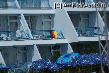 [P19] Cati romani isi afiseaza drapelul national la geamul hotelului unde stau? » foto by Victoras
 - 
<span class="allrVoted glyphicon glyphicon-heart hidden" id="av84012"></span>
<a class="m-l-10 hidden" id="sv84012" onclick="voting_Foto_DelVot(,84012,949)" role="button">șterge vot <span class="glyphicon glyphicon-remove"></span></a>
<a id="v984012" class=" c-red"  onclick="voting_Foto_SetVot(84012)" role="button"><span class="glyphicon glyphicon-heart-empty"></span> <b>LIKE</b> = Votează poza</a> <img class="hidden"  id="f84012W9" src="/imagini/loader.gif" border="0" /><span class="AjErrMes hidden" id="e84012ErM"></span>