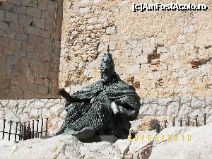 [P19] Statuia Papei Benedict XIII – Pedro de Luna (Papa Luna) care a locuit în cetatea Peniscola până la moartea sa în 1423.  » foto by bose
 - 
<span class="allrVoted glyphicon glyphicon-heart hidden" id="av395046"></span>
<a class="m-l-10 hidden" id="sv395046" onclick="voting_Foto_DelVot(,395046,959)" role="button">șterge vot <span class="glyphicon glyphicon-remove"></span></a>
<a id="v9395046" class=" c-red"  onclick="voting_Foto_SetVot(395046)" role="button"><span class="glyphicon glyphicon-heart-empty"></span> <b>LIKE</b> = Votează poza</a> <img class="hidden"  id="f395046W9" src="/imagini/loader.gif" border="0" /><span class="AjErrMes hidden" id="e395046ErM"></span>