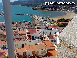 [P12] Vedere asupra portului. In fundal este dealul dincolo de care se afla Alcossebre dar trebuie ocolit 25 km pentru a ajunge acolo.  » foto by Albinoium
 - 
<span class="allrVoted glyphicon glyphicon-heart hidden" id="av450803"></span>
<a class="m-l-10 hidden" id="sv450803" onclick="voting_Foto_DelVot(,450803,959)" role="button">șterge vot <span class="glyphicon glyphicon-remove"></span></a>
<a id="v9450803" class=" c-red"  onclick="voting_Foto_SetVot(450803)" role="button"><span class="glyphicon glyphicon-heart-empty"></span> <b>LIKE</b> = Votează poza</a> <img class="hidden"  id="f450803W9" src="/imagini/loader.gif" border="0" /><span class="AjErrMes hidden" id="e450803ErM"></span>