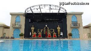 [P05] din piscina, statuile Oscar si cele patru tronuri » foto by elenaadina
 - 
<span class="allrVoted glyphicon glyphicon-heart hidden" id="av599826"></span>
<a class="m-l-10 hidden" id="sv599826" onclick="voting_Foto_DelVot(,599826,96)" role="button">șterge vot <span class="glyphicon glyphicon-remove"></span></a>
<a id="v9599826" class=" c-red"  onclick="voting_Foto_SetVot(599826)" role="button"><span class="glyphicon glyphicon-heart-empty"></span> <b>LIKE</b> = Votează poza</a> <img class="hidden"  id="f599826W9" src="/imagini/loader.gif" border="0" /><span class="AjErrMes hidden" id="e599826ErM"></span>